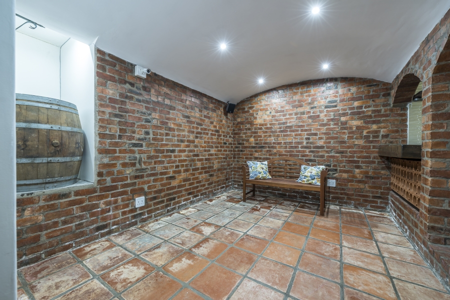 6 Bedroom Property for Sale in Mossel Bay Central Western Cape